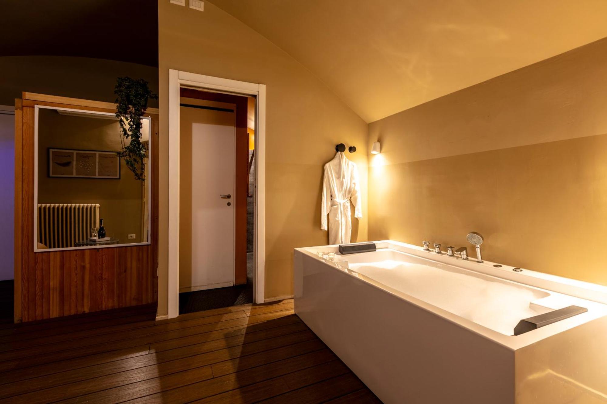 Romac Coronari With Gym, Sauna And Garden Exteriör bild